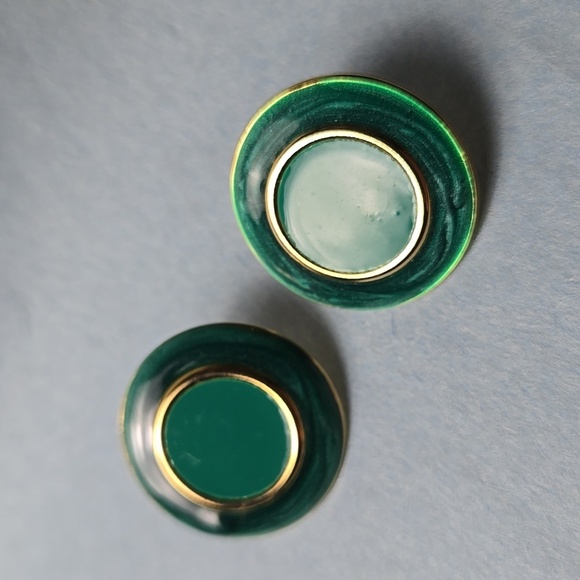 Elegant gold tone Green enamel Stud Earrings - Picture 4 of 8